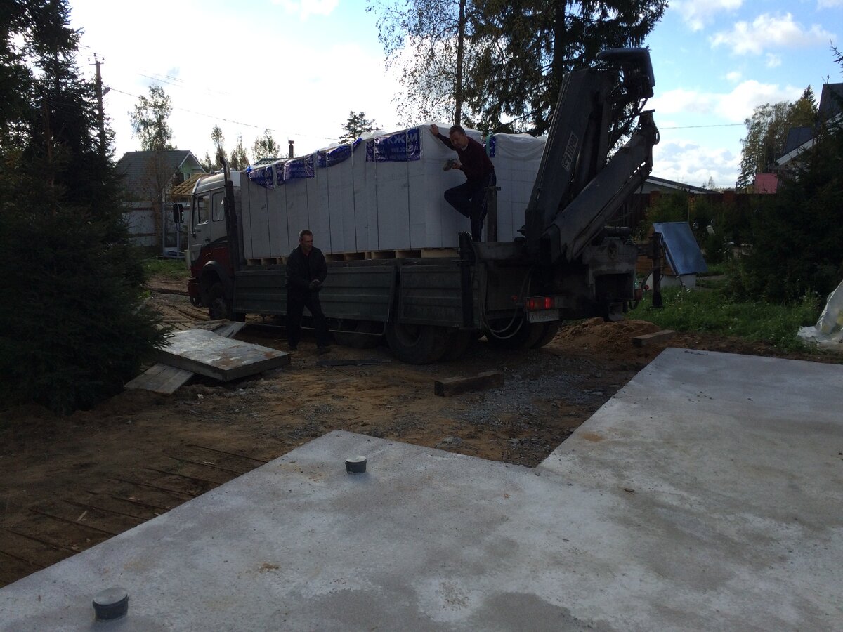 Доставляли блоки манипулятором по 10 поддонов