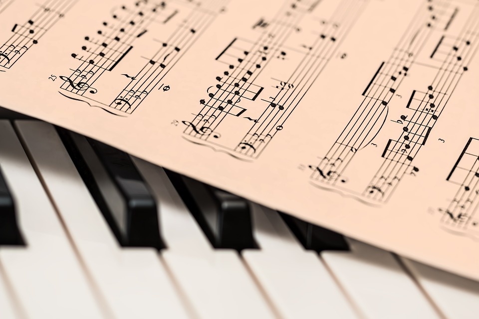 https://pixabay.com/photos/piano-music-score-music-sheet-1655558/