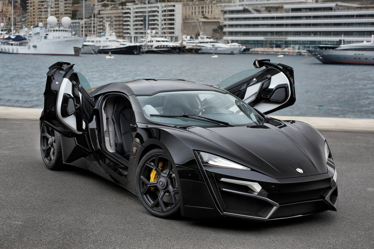 На пятой позиции находится W Motors Lykan Hypersport — первый спорткар, созданный ливанским производителем. Настоящая звезда кинофильмов. В одном из популярнейших блокбастеров под названием «Форсаж Семь» на этом автомобиле герои перелетели через 3 дубайских небоскреба. Человек, увидевший лишь раз дизайн этой модели, не перепутает ее ни с чем. Оборудован инкрустированными бриллиантами фарами, а внутрисалонное пространство выполнено из высококачественных материалов.  Под капотом этого шедевра находится 3,8-литровая «твин-турбошестерка», выдающая 750 л.с. при крутящем моменте 950 Нм. От нуля до 100 набирает 2.8 сек., предельная скорость составляет 385 километров в час.