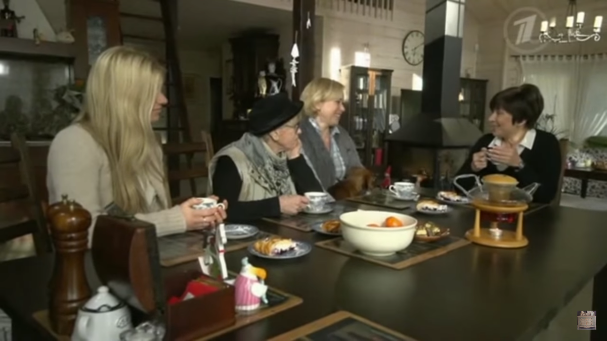 Источник: https://www.1tv.ru/  Внутри дачи