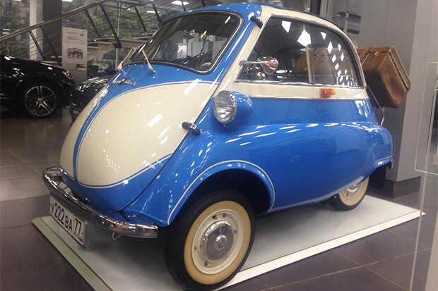 Микролитражка Isetta в дилерском центре ABTODOM на улице Зорге