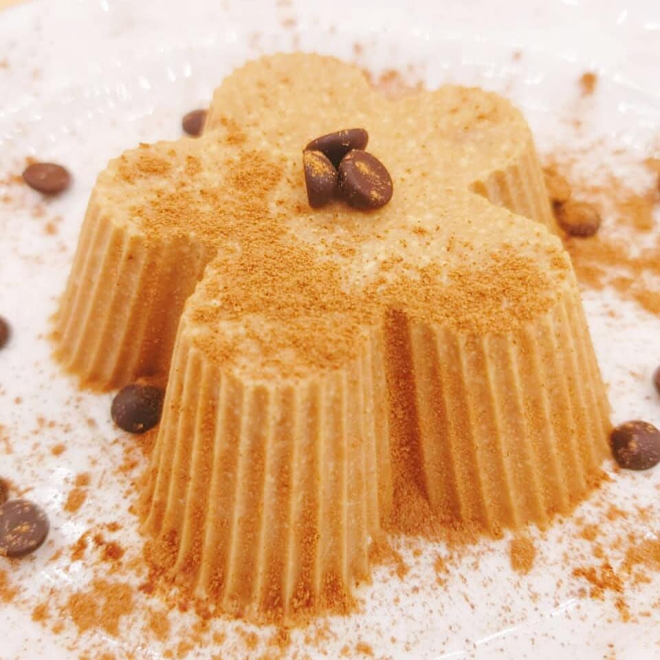 "Бланманже" с персиковым пюре и карамельными сливками.