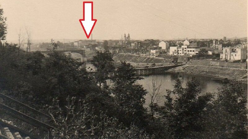 Баня на берегу Двины (указана стрелкой). Фото времен войны из группы «Таямніцы Віцебска»