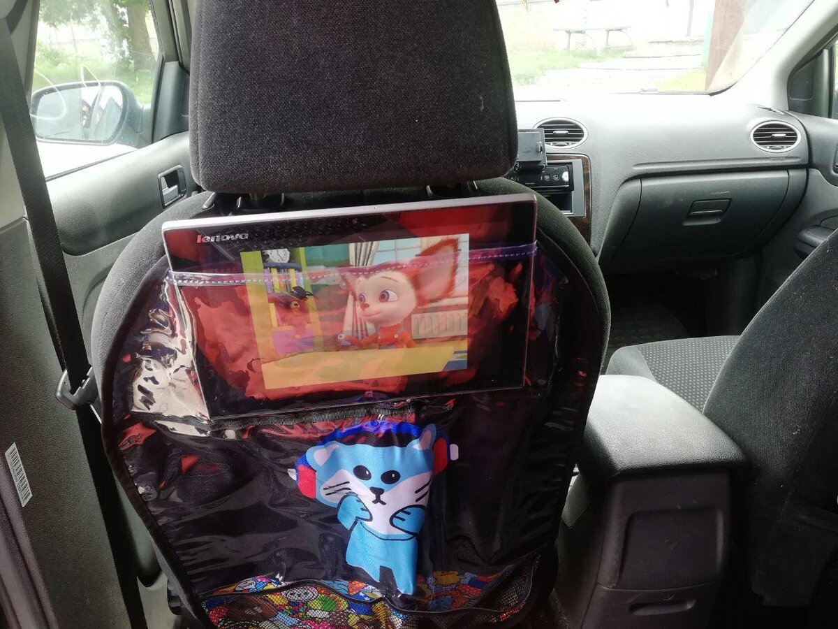 Блики, хоть и небольшие, но есть. И это в пасмурную погоду.