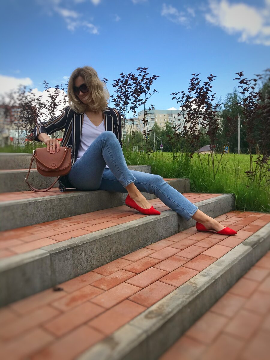 Пример аутфита с акцентом в виде красных лодочек.