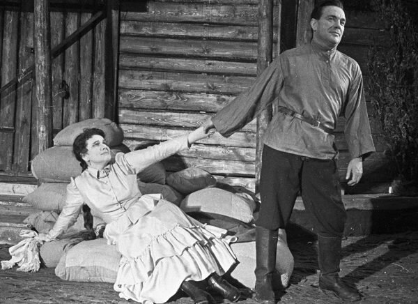 Даниил Сагал в роли Давыдова, Нина Сазонова в роли Лушки в спектакле по роману М. Шолохова “Поднятая целина”. Фото ria.ru