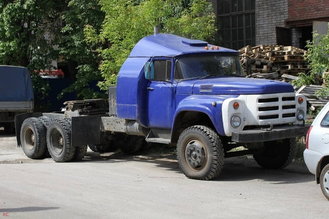 Крымский автолюбитель создал музей ретромашин из запчастей