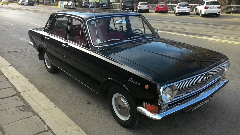 Переходная 24-ка 1976-77г.в., на передних крыльях появились повторители поворотов 2101, но бампера еще стоят раннего образца.