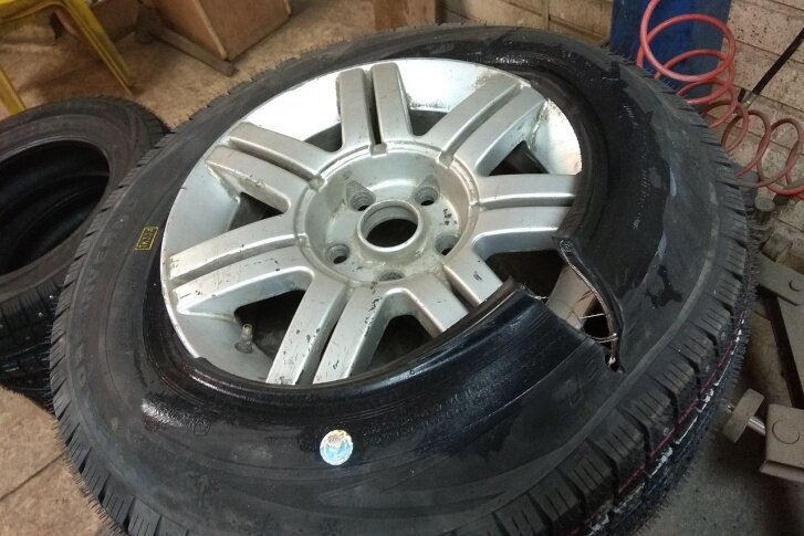 Это последствие перекачки простого автомобильного колеса. Источник фото: https://74.ru/text/auto/65540671/