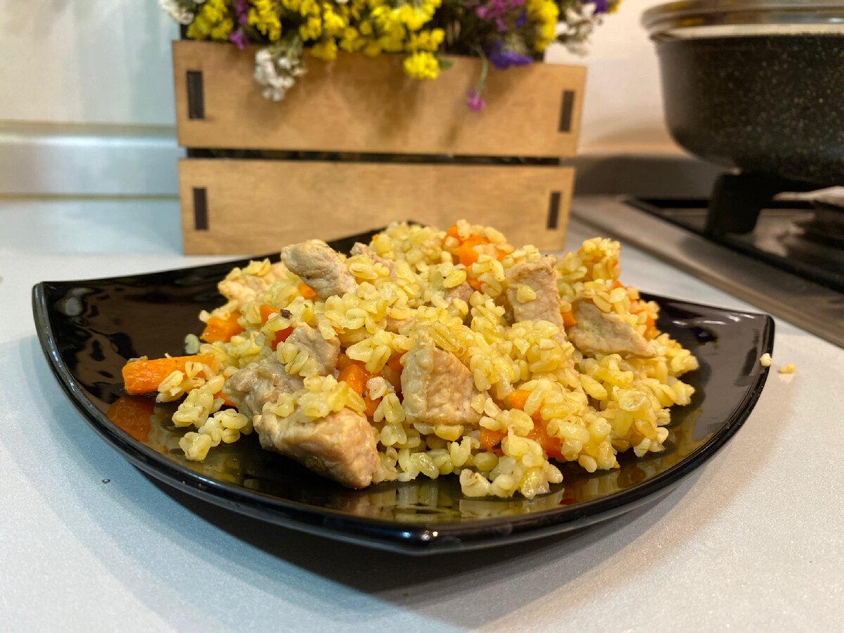 Плов из свинины и булгура.