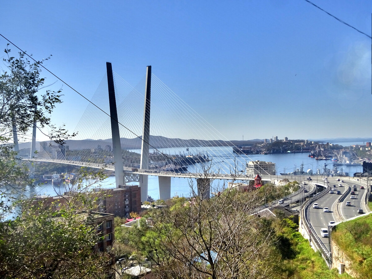 Мост через бухту Золотой Рог