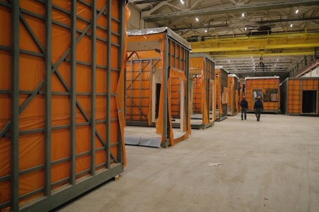 Производство модулей на заводе обеспечивает меньшее количество задействованной на стройплощадке техники и вредных выбросов. 