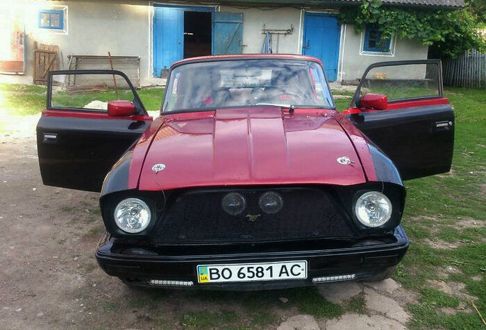 Установленные детали и аксессуары прямо указывают на Ford Mustang