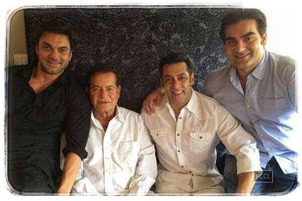 Сальман Кхан с братьями и отцом