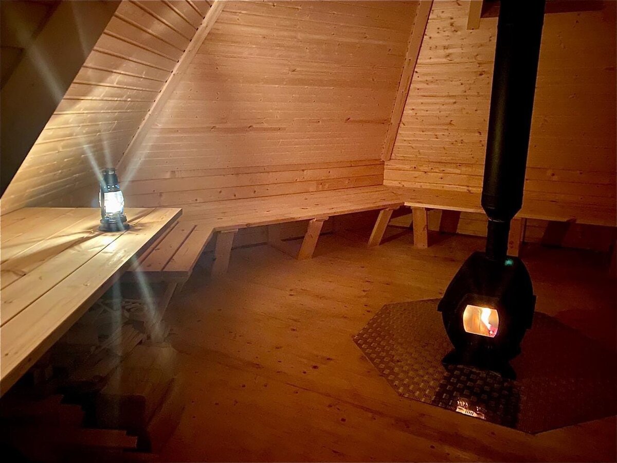 "Чум" внутри. Он совсем новый.  Печки предостаточно и особо ценно, что она имеет стекло на дверце. Даже при погашенной лампе есть свет от огня.  Удивительно красиво, уютно, тепло. В мешках на лавках спится замечательно! Лучше, чем дома на диване, а в окна стен чума видны звезды лучше, чем в городе с улицы. 