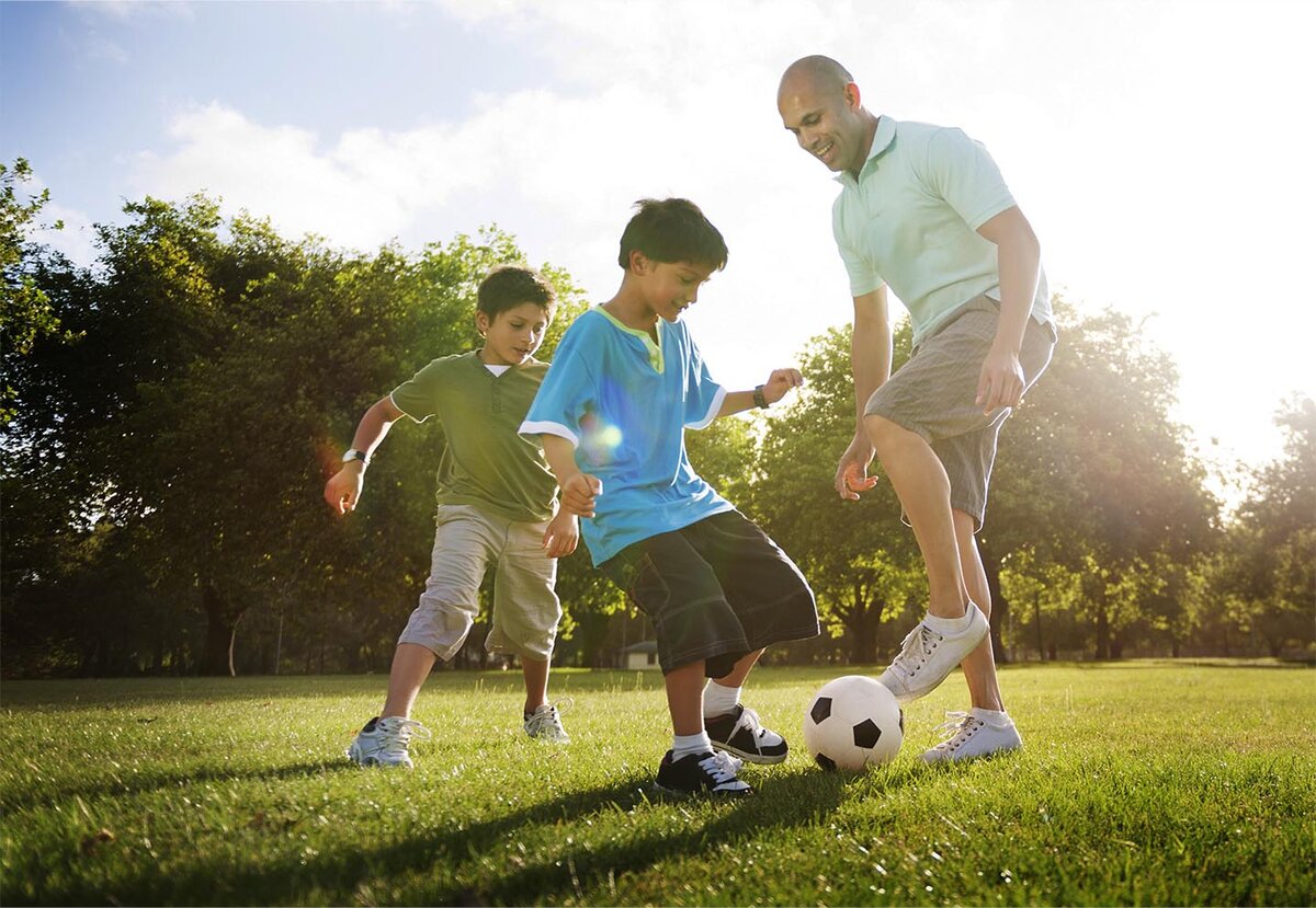 Дедушка играет футбол. Спорт дети. Дети футболисты. Дети играют в футбол. Футбол на природе.
