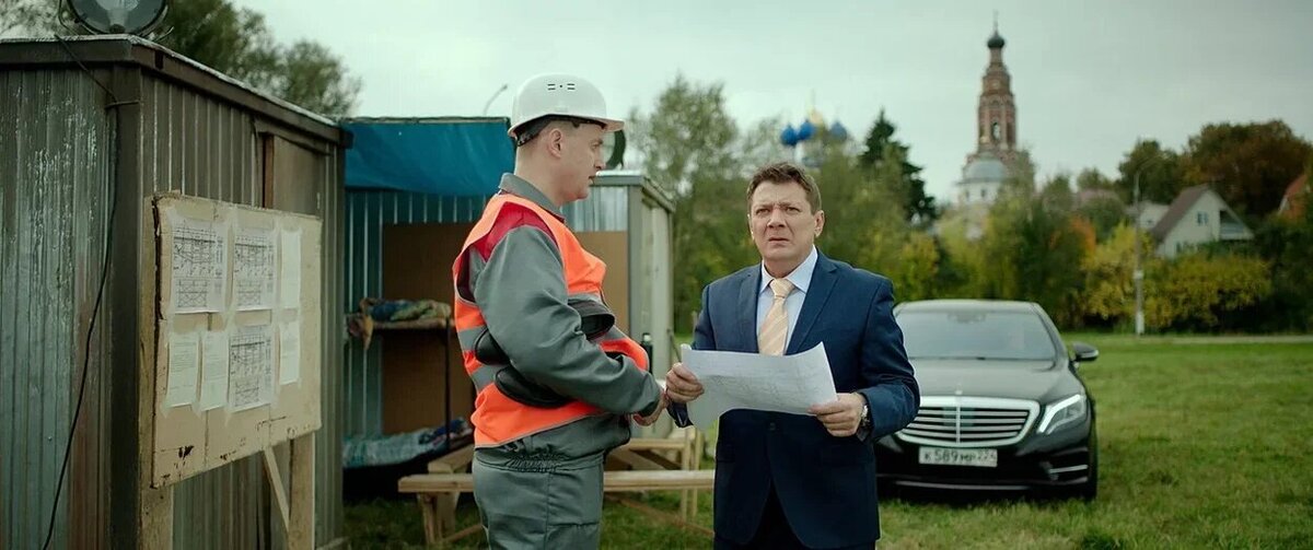 Зритель из Москвы смотрит на сценарий к фильму.Режиссёр очень удивлён его реакцией.