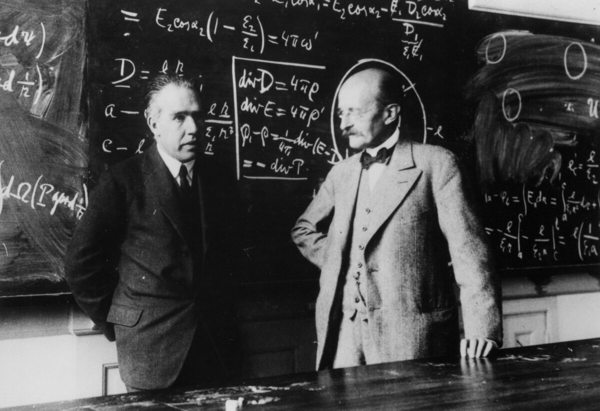 Нильс Бор и Макс Планк, основатели квантовой механики, читают лекцию в Копенгагене, 1930 год