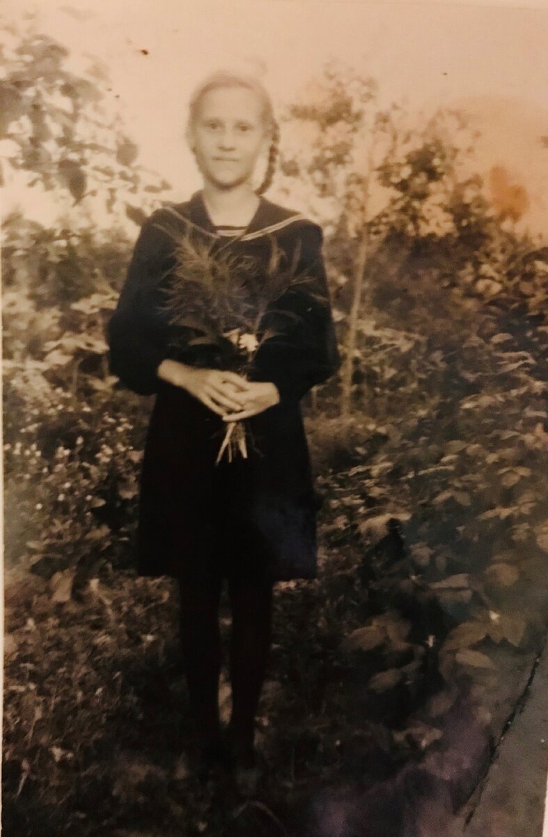 В саду около дома