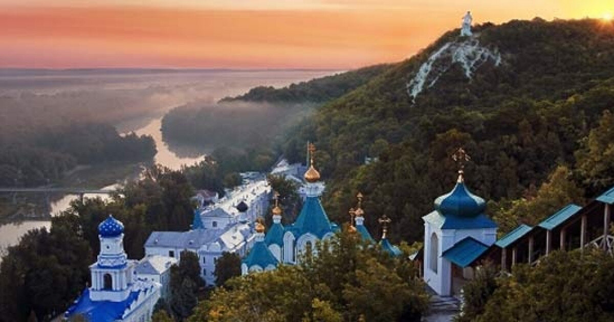 Вид со смотровой  площадки Никольского Храма Святогорской Успенской Лавры. 