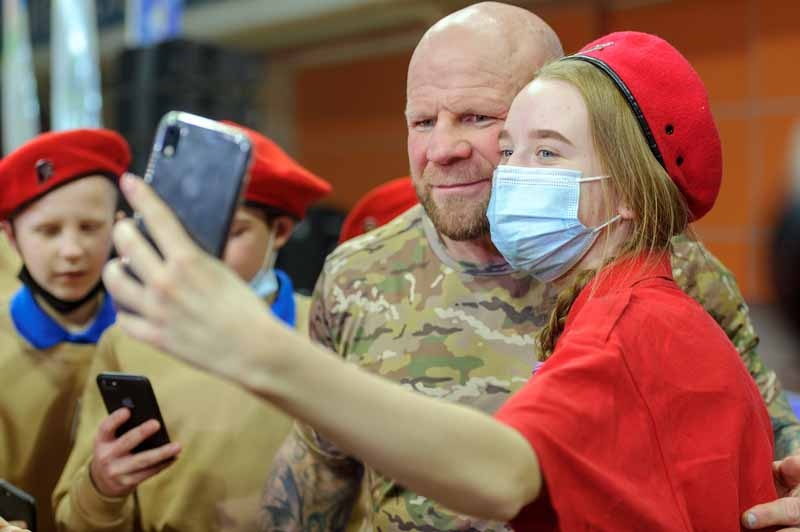 Сфотографироваться с Джеффом Монсоном хотели все. //  Фото Альберта ЗАГИРОВА

