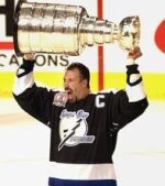 
Капитан Дэйв Айндрейчук _
с Кубком Стэнли 2004 года