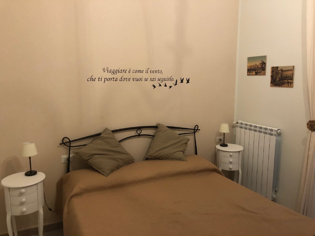 Наша уютная комнатка b&b в Неаполе. С хозяйкой переписываемся до сих пор!