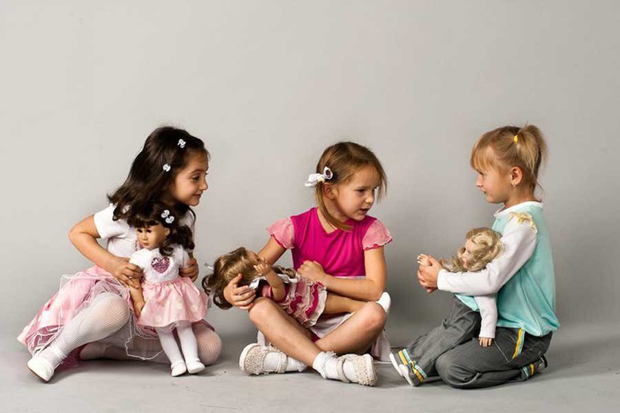 Девушка играет кукла. Куклы для девочек. Дети играют в куклы. Девочки играют. Девочка играет в куклы.