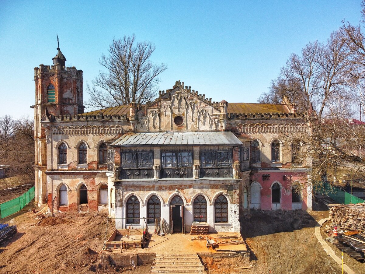 Листайте. У входа в здание стояли два позолоченных льва . Львы были поставлены на этом месте Гончаровыми, обнаружившими их в парке. Теперь их не видно