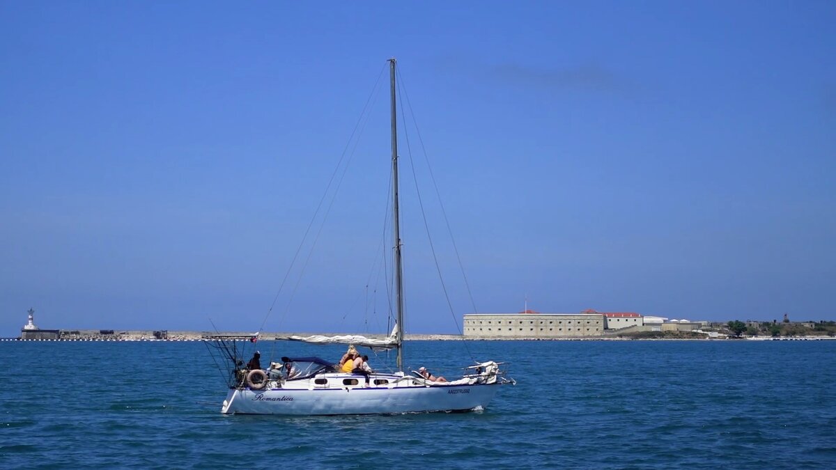 С набережной Корнилова хорошо видна Константиновская батарея