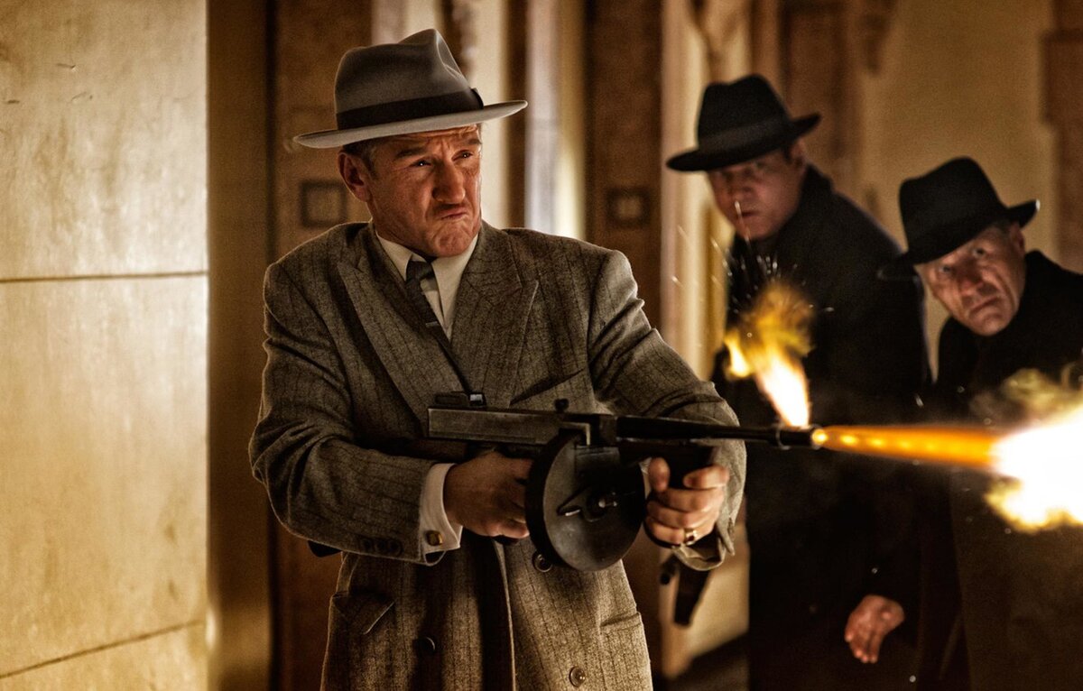 Кадр из фильма "Охотники на гангстеров". Шон Пенн с пистолетом пулеметом Томпсона модели 1928. Знаю, что Шон играет не итальянца, но уж очень классный кадр.