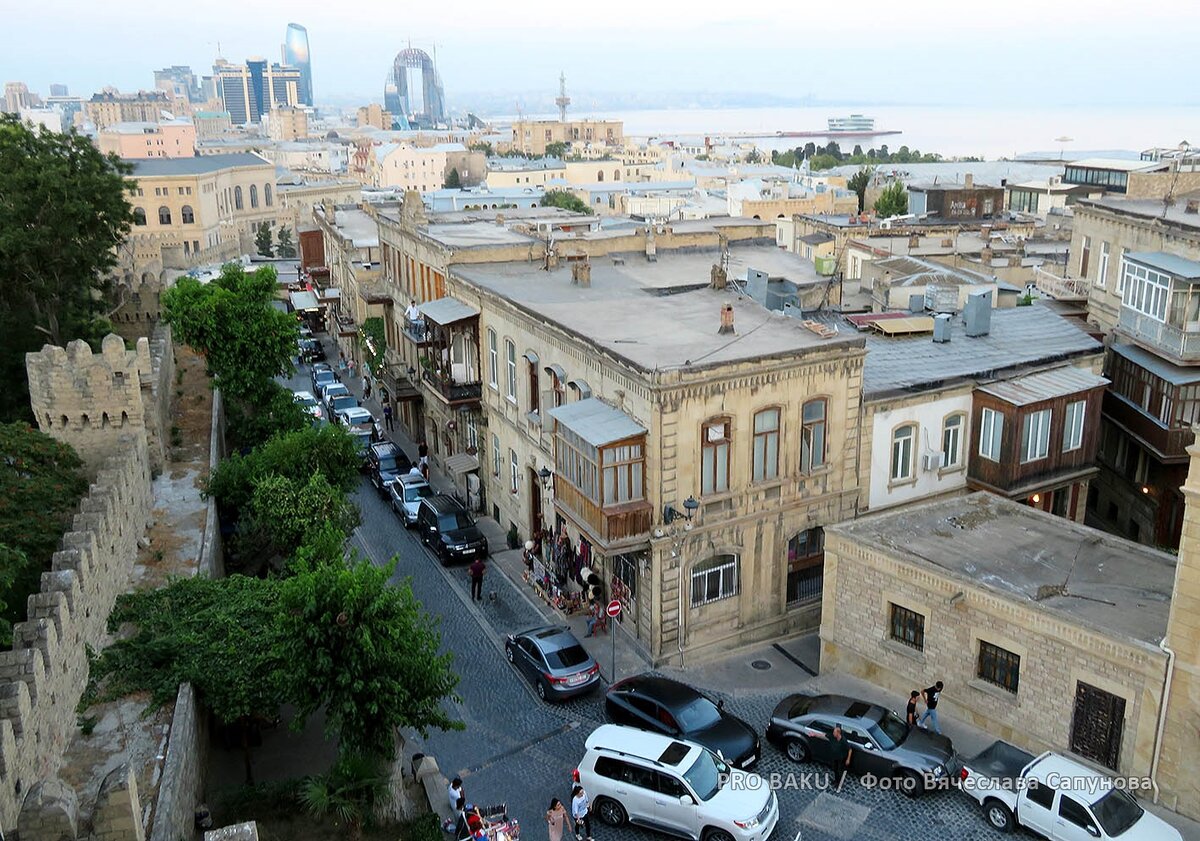 Вид на Крепость с вершины башни-донжона (XIV век)