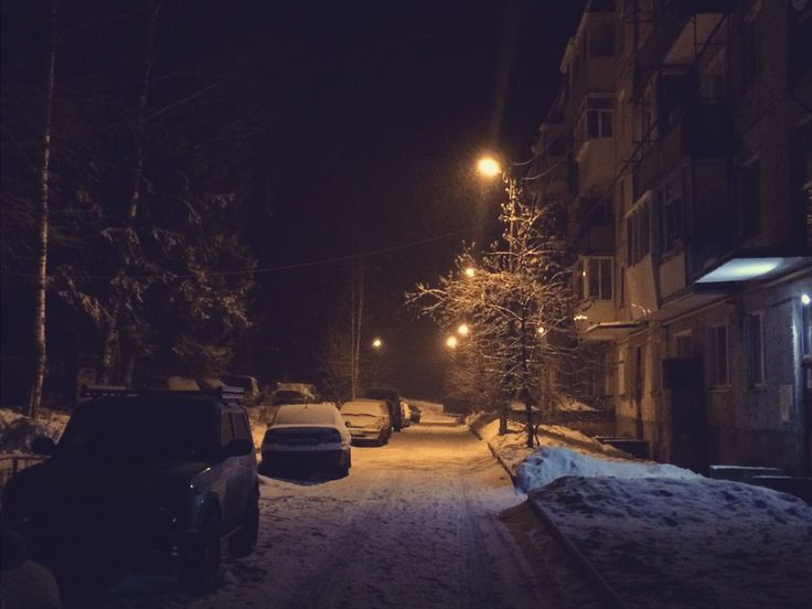 Зимний вайб. Ночной двор зимой. Двор ночью зимой. Зима Россия ночь город. Тёмная зимняя улица.