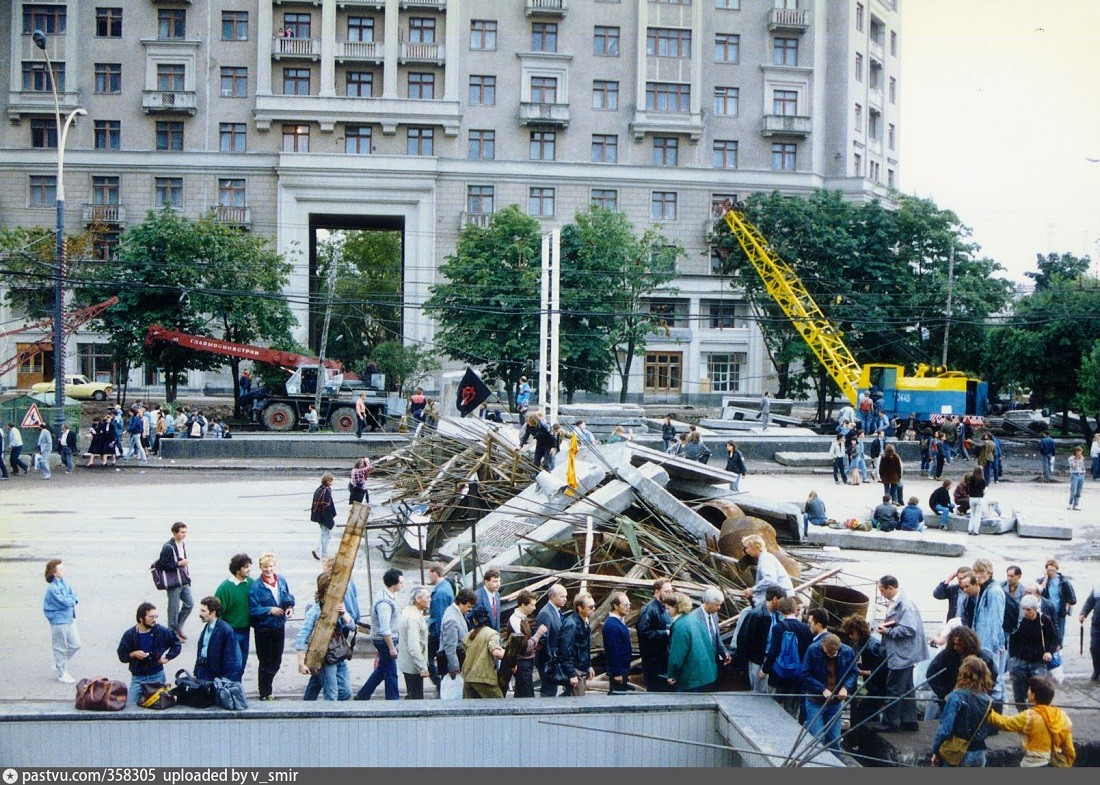 19 августа 1991 произошло. Баррикады в Москве 1991. Августовский путч баррикады. Путч в Москве 1991. Баррикады августа 1991 года.