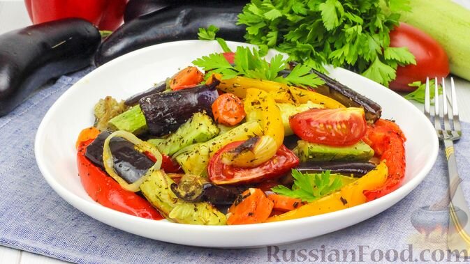 баклажаны, кабачки, морковь, лук репчатый, помидоры, перец сладкий, чеснок, базилик, розмарин, петрушка сухая, укроп, соль, перец чёрный молотый, масло оливковое