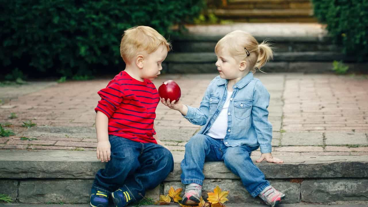 Проявлять щедрость. Дети делятся. Человек делится с другим. Делиться с другом. Ребенок делится с другом.