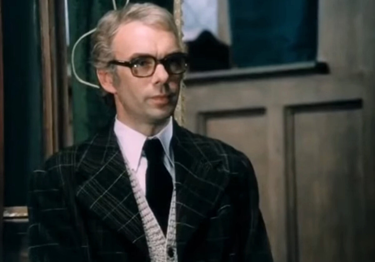 Алексей Баталов в роли доктора Ботвинка. Кадр из кинофильма "Чисто английское убийство", 1974 г., режиссер Самсон Самсонов, сценаристы Эдгар Смирнов, Вадим Юсов, композитор Эдуард Артемьев (скриншот) 