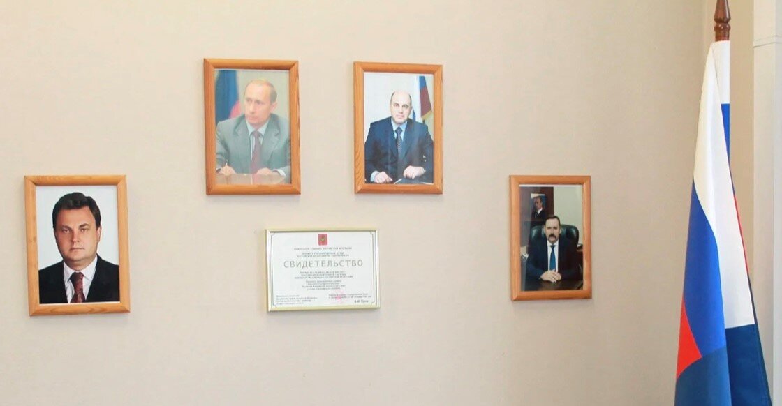 Но портреты на стене не всем помогают, некоторых, все же, ловят и сажают. 
