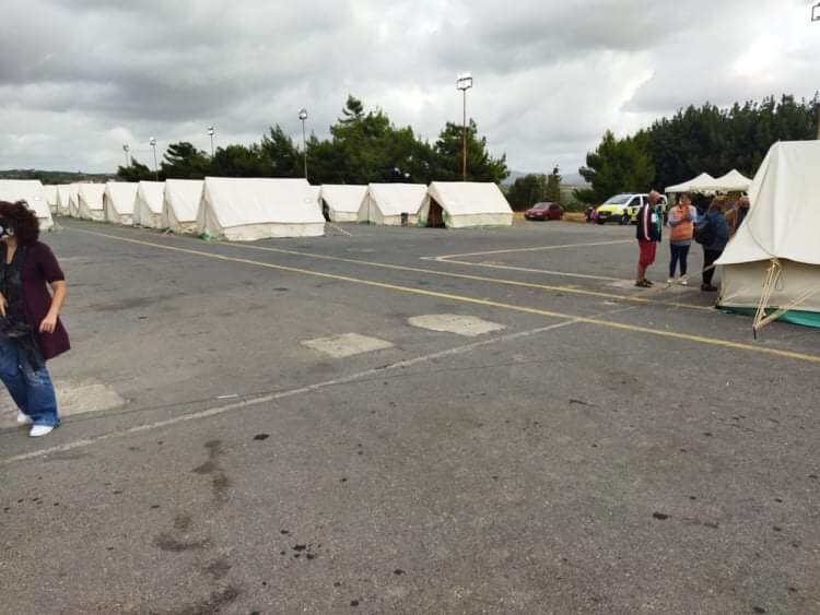 В деревне Арколохори, эпицентре землетрясения, для пострадавших организовали палаточный лагерь. Если дом разрушен или находится в аварийном состоянии, можно жить здесь. Можно даже тем, кто просто боится ночевать под крышей (фото моего мужа Яниса)