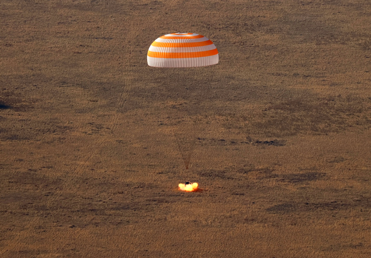 В 7:35 утра спускаемый аппарат сел на землю | РИА Новости