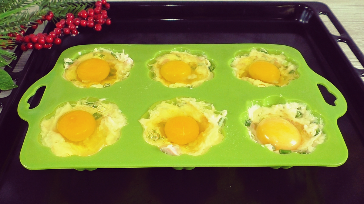 Я просто добавляю яйца целиком в тесто, а затем в духовку: вкусная идея для полноценного завтрака или перекуса
