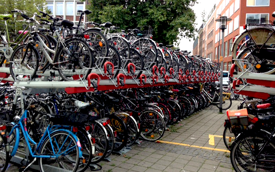 И соответственно много мест для парковки велосипедов по городу
