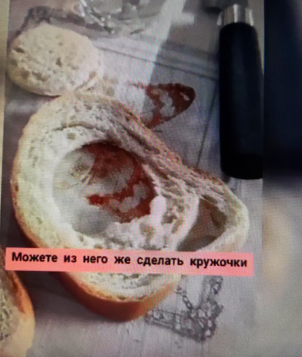 Делаем в хлебе дырки для яиц.