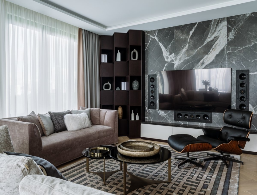 В зоне ТВ конструктивно объединены панно из керамогранита и стеллажи. Автор проекта: Инна Азорская. Фото: Ольга Шангина.