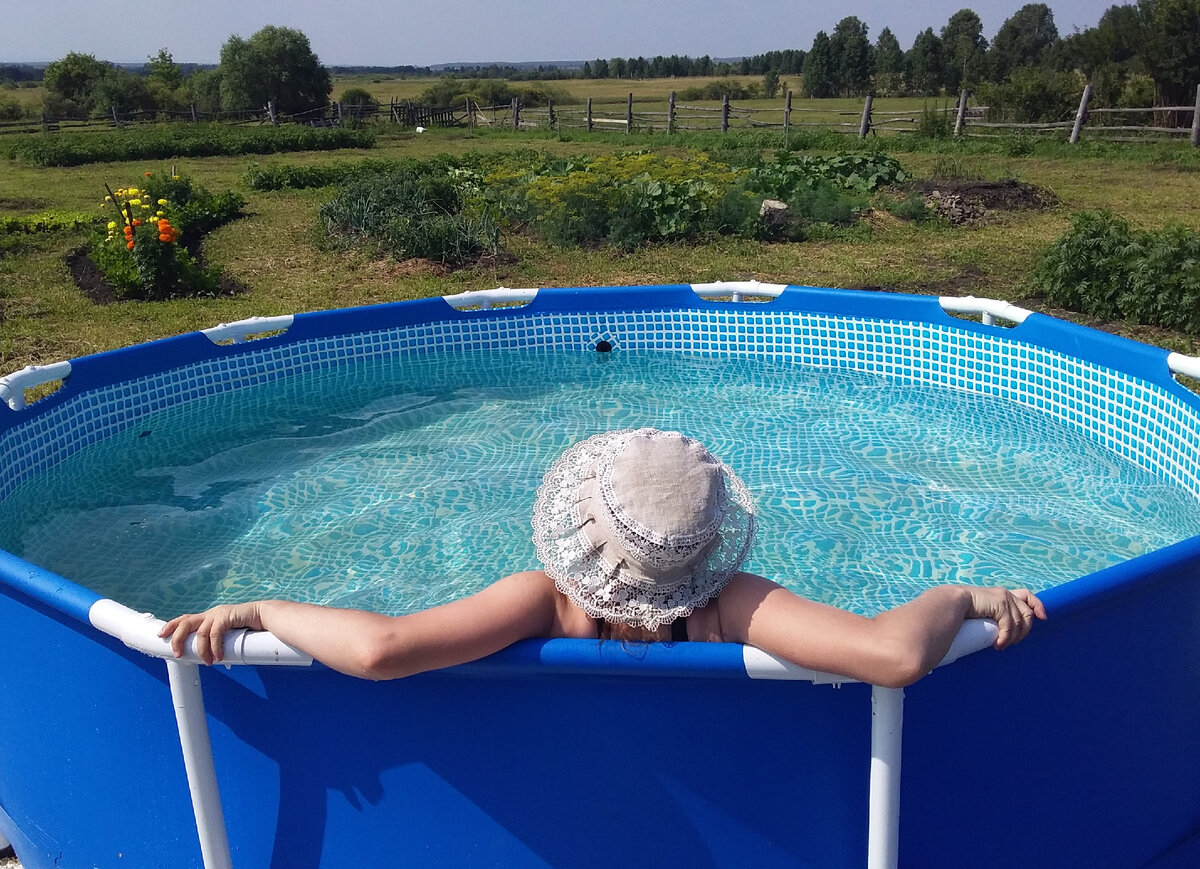 Бассейн купили сразу. Два в одном: искупаться и полить