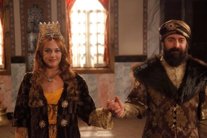 Мерьем Узерли и Халит Эргенч. Фото: кадр из сериала "Великолепный век"