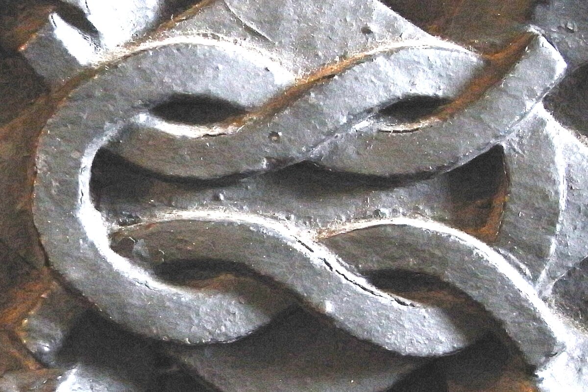 УЗЕЛ БУРШЬЕ. Фото с сайта https://en.wikipedia.org/wiki/Bourchier_knot#/media/File:BourchierKnot_Compilation_TawstockChurch_Devon.png 