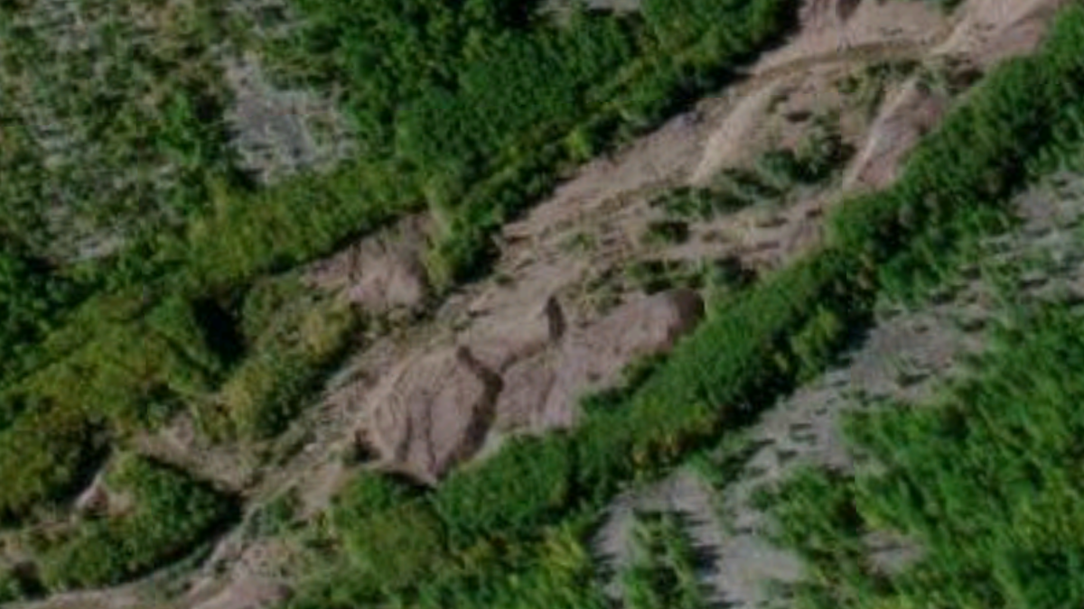 Так выглядят отвалы из космоса. Залежи их огромны и содержание иногда доходит до десятков граммов на кубометр. Имея не хитрое оборудование типо проходнушка лоток и пара вёдер можно добывать те самые потерянные и брошенные граммы драгоценного металла.