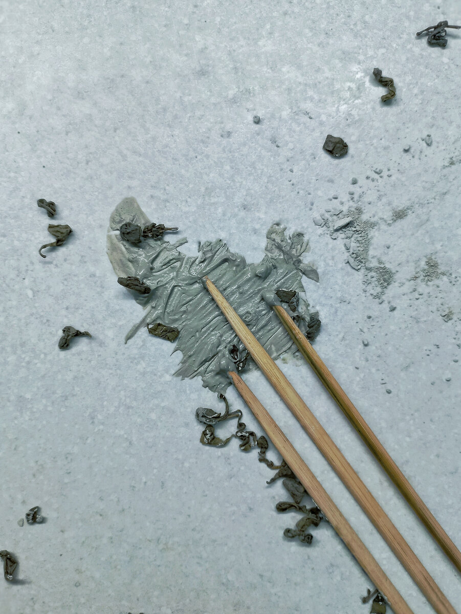 листья зеленого чая, палочки от суши, глина–все что нужно для запоминающегося и необычного фото 