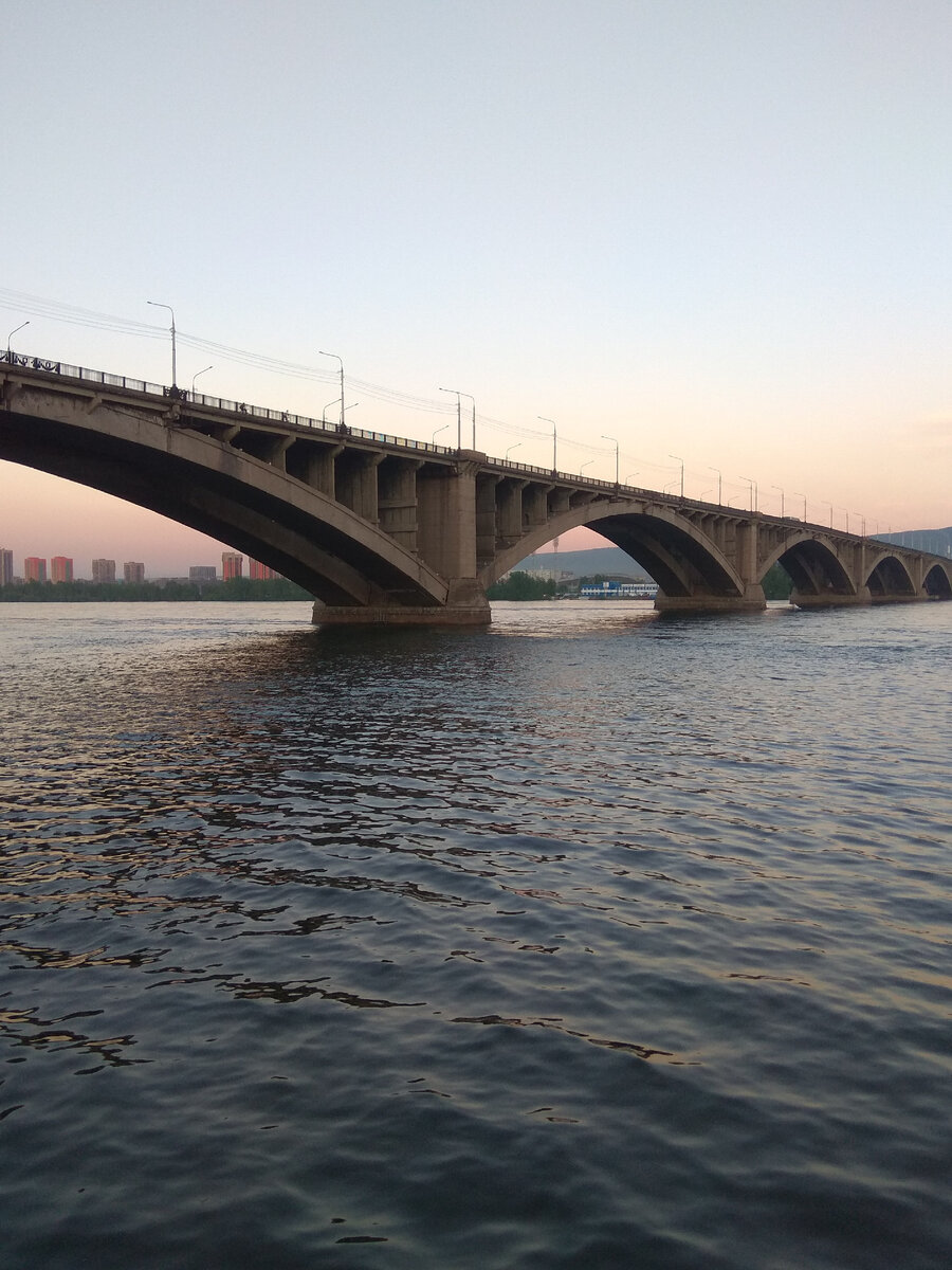 На фоне моста гости города любят фотографироваться с десятирублёвой купюрой в руках. И на фоне часовни тоже. Фото из личного архива автора